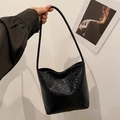 Borsa a secchiello nera con motivo a coccodrillo, finitura lucida e tracolla - Nero