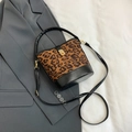 Borsa a secchiello leopardata con finiture in pelle nera e chiusura dorata - Patchwork Nero Marrone Senza Ciondolo