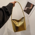 Elegante borsa a secchiello dorata con stampa coccodrillo e tracolla sottile - Oro