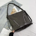 Bolso tote grande minimalista en marrón oscuro con doble cremallera y correas finas - Marrón
