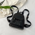 Mini mochila negra acolchada para mujer con costuras de ondas y herrajes dorados - Negro