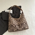 Borsa hobo alla moda con stampa leopardata in pelle scamosciata e spalline in pelle marrone - Cachi