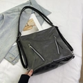Bolso tote grande negro minimalista con doble cremallera metálica y acabado liso suave - Negro