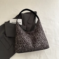 Borsa tote chic in finta pelle scamosciata con stampa leopardata grigia e manici neri - Nero