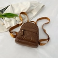 Mini mochila acolchada marrón con diseño de ondas y detalles en metal dorado - Marrón