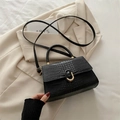 Elegante bolso negro con diseño de cocodrilo, herrajes dorados y asa de metal - Negro