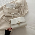 Bolso blanco elegante con textura de cocodrilo, cierre dorado y asa superior - Blanco