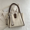 Minimalistische beige shopper met donkerbruine randen en LOVE belettering - Broken Wit
