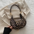 Modische Handtasche mit Leopardenmuster, Halbmondform und hochwertigen Goldbeschlägen - Braun