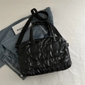 Bolso tote acolchado negro brillante con correa ajustable y textura de nylon suave - Negro