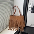 Bolso hobo marrón de ante con flecos largos bohemios y asa trenzada para mujer - Marrón