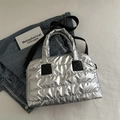 Bolso tote plateado acolchado con correa negra y acabado metálico para uso diario casual - Plateado