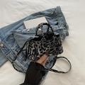 Französische Mini-Handtasche mit Leopardenmuster, Kordelzugfutter und Umhängeriemen - Schwarz