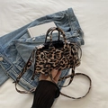 Französische Retro-Handtasche mit Leopardenmuster, Kordelzugfutter und Schultergurt - Braun