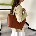 Bolso tote minimalista de cuero marrón oscuro con elegantes tiras verticales en contraste - Marrón