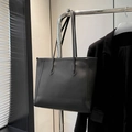 Borsa tote nera in ecopelle con spalline sottili per donna in stile contemporaneo - Nero