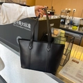 Bolso tote grande minimalista de cuero negro con elegantes detalles de costura vertical - Negro