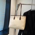 Borsa tote beige minimalista con manici marrone scuro ideale per look da ufficio - Bianco
