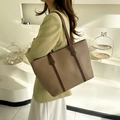 Bolso tote grande y minimalista en cuero sintético marrón con correas en contraste oscuro - Caqui