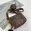 Elegante borsa a tracolla leopardata con tracolla marrone e piccolo portamonete coordinato - Marrone