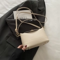 Schicke beige Eimer-Tasche aus Lychee-Leder mit Gold-Hardware und Bodennägeln - Gebrochenes Weiß