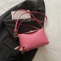 Rosa Eimer-Tasche aus Leder mit Litschi-Maserung und goldenen Metallbeschlägen - Rosa