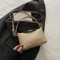 Minimalistische beige Beuteltasche aus Leder mit eleganten goldenen Beschlägen und Gurt - Khaki