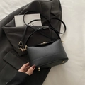 Minimalistische schwarze Eimertasche aus Leder mit feiner Lychee-Maserung und Goldakzenten - Schwarz