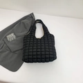 Schicke schwarze gesteppte Puff-Cloud-Tasche mit großem Fassungsvermögen und Struktur - Schwarz