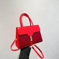 Sac à main rouge en cuir embossé crocodile avec fermoir doré et bandoulière fine - Rouge