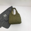 Olivgrüne gesteppte Bubble-Tasche aus glänzendem Nylon mit weichem Tragegriff - Grün