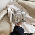 Bolso bandolera plateado metalizado con decoración de estrella y cadena estilo Y2K - Plateado