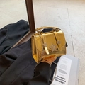 Bolso dorado metalizado con detalle de estrella plateada y correa de cadena - Dorado
