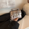 Mini bolso plateado metalizado con emblema de estrella y correa de cadena elegante - Color gunmetal