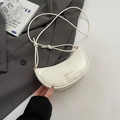 Bolso de hombro minimalista de cuero blanco en forma de media luna con logo de moda - Blanco Roto