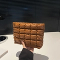 Elegante pochette trapuntata in pelle PU marrone caramello con morbida texture imbottita - Marrone