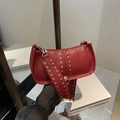 Borsa a spalla in ecopelle rossa con borchie argentate e tracolla larga da donna - Rosso