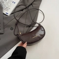 Bolso bandolera de media luna marrón oscuro en cuero brillante con letras doradas - Marrón