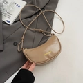Bolso bandolera retro marrón claro de media luna con acabado brillante y letras moda - Caqui