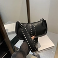 Borsa baguette in pelle nera retrò con borchie argentate e tracolla larga - Nero