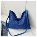 Vista detallada del patrón de rombos azules en un bolso tote de tela Oxford suave - Azul