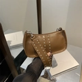 Borsa sottobraccio vintage in finta pelle marrone caramello con borchie e tracolla - Marrone