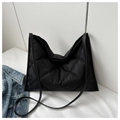 Detalle del bolso tote de nailon negro acolchado con elegante diseño de diamantes - Negro