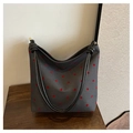 Graue Canvas-Tasche mit roten Punkten und schwarzen geknoteten Schultergurtdetails - Rot Gepunktet Stil
