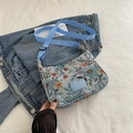 Sac bandoulière jacquard bleu à fleurs avec sangle réglable sur fond en jean - Bleu
