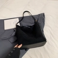 Elegante schwarze minimalistische Tragetasche mit strukturierter Wolle und Leder - Schwarz (Ohne Anhänger)