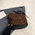 Leopard-Beuteltasche aus braunem Webpelz und schwarzem Lederbesatz für Damen - Leopard Schwarz (Ohne Anhänger)
