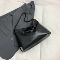 Borsa tote classica in pelle nera con fibbia dorata e design a spalla spazioso - Nero