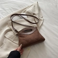 Borsa a mano trapuntata marrone scuro dal design minimalista con tracolla regolabile - Marrone