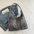 Große Hobo-Tasche mit grauem Leopardenmuster und verstellbarem Riemen auf weißem Stoff - Schwarz